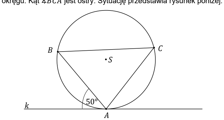 Okrąg o środku S z wpisanym trójkątem ABC, w którym B leży po lewej, a C po prawej stronie; prosta k jest styczna do okręgu w dolnym punkcie A, a kąt między styczną a cięciwą AB ma miarę 50 stopni.