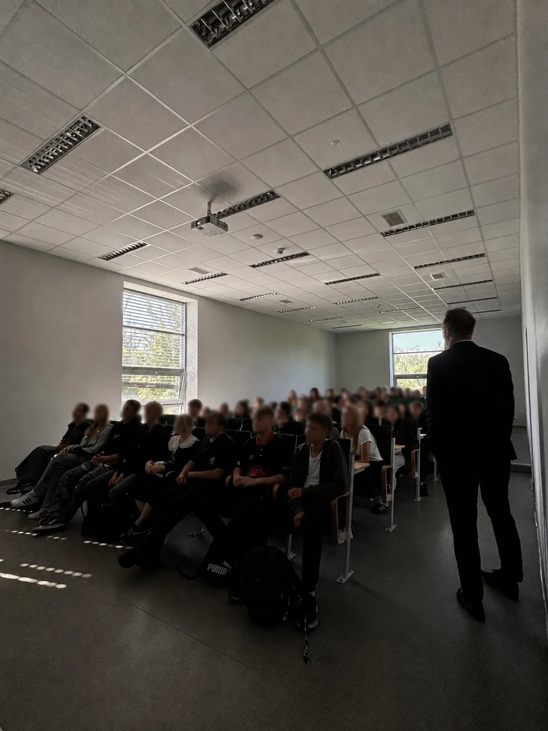 Mateusz Będkowski podczas warsztatów z uczniami