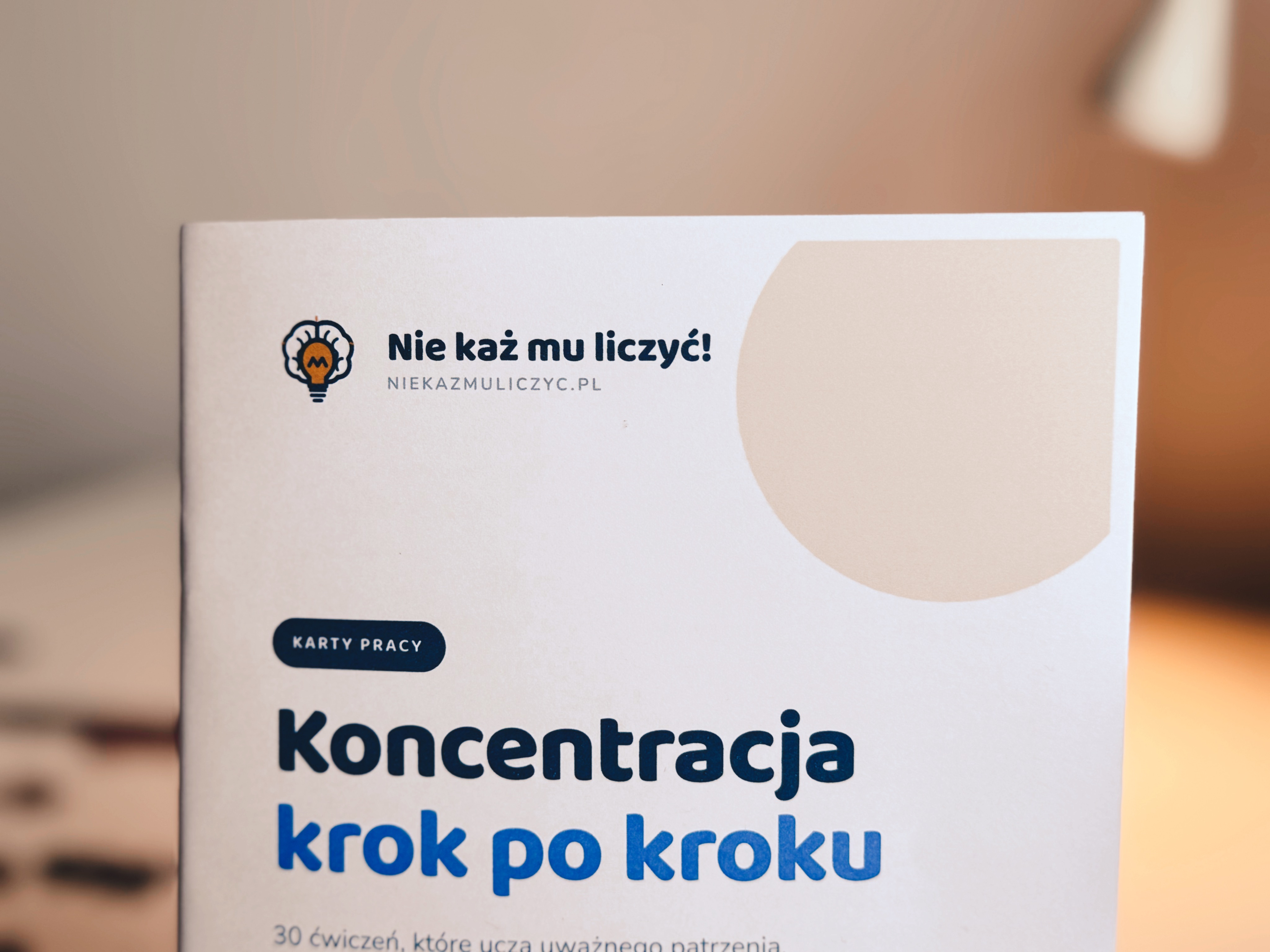 Górna część okładki: logo „Nie każ mu liczyć!”, plakietka i tytuł