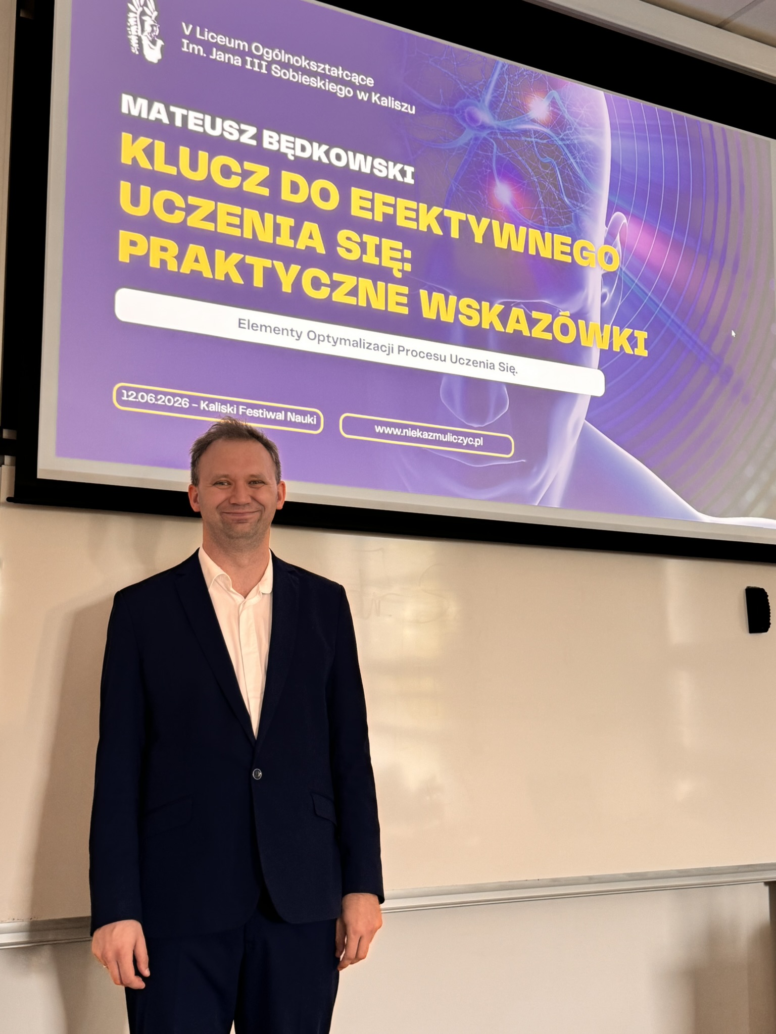 Mateusz Będkowski przed swoją prezentacją podczas Kaliskiego Festiwalu Nauki